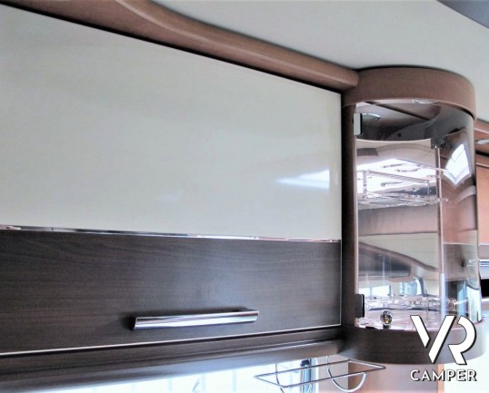 Carthago C-Line I 5.0 QB: camper usato motorhome con 4 posti letto, letto centrale, bagno e doccia separati, garage con scarpiera. Su Fiat Ducato 150 CV.