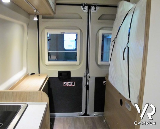 Carado CV 600: camper furgonato nuovo con letto matrimoniale posteriore, 3 posti letto, colore Alluminio metallizzato. Su Fiat Ducato 140 CV.