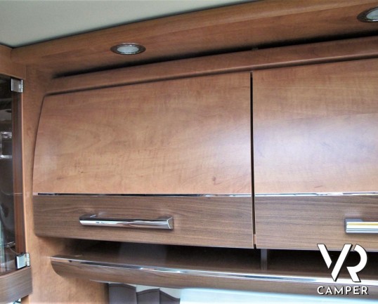 Carthago C-Line I 5.0 QB: camper usato motorhome con 4 posti letto, letto centrale, bagno e doccia separati, garage con scarpiera. Su Fiat Ducato 150 CV.