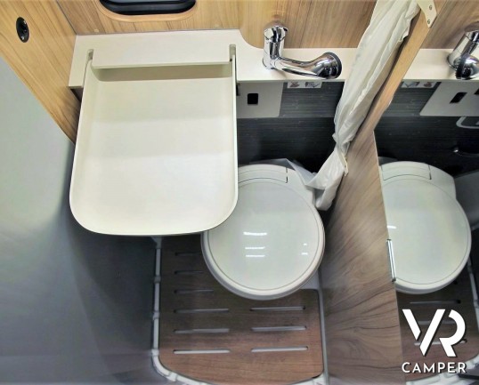 Hymer Van Grand Canyon: camper furgonato nuovo colore Grigio Campovolo, con letto sul tetto, cambio automatico, veranda, Truma Combi. Su Fiat Ducato 160 CV