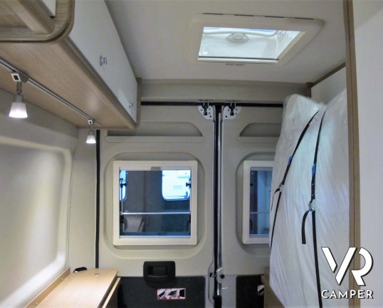Carado CV 600: camper furgonato nuovo con letto matrimoniale posteriore, 3 posti letto, colore Alluminio metallizzato. Su Fiat Ducato 140 CV.
