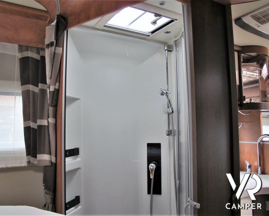 Carthago C-Line I 5.0 QB: camper usato motorhome con 4 posti letto, letto centrale, bagno e doccia separati, garage con scarpiera. Su Fiat Ducato 150 CV.