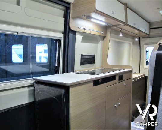 Carado CV 600: camper furgonato nuovo con letto matrimoniale posteriore, 3 posti letto, colore Alluminio metallizzato. Su Fiat Ducato 140 CV.