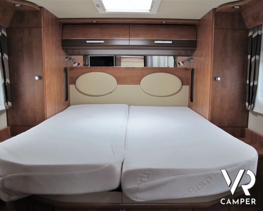 Carthago C-Line I 5.0 QB: camper usato motorhome con 4 posti letto, letto centrale, bagno e doccia separati, garage con scarpiera. Su Fiat Ducato 150 CV.