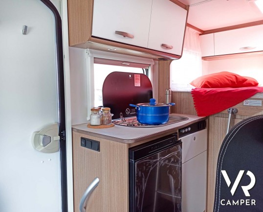 Carado V132: camper nuovo semintegrale con letto matrimoniale trasversale in coda, dotato di pacchetto Base e pacchetto Chassis. Su Fiat Ducato 140 CV.