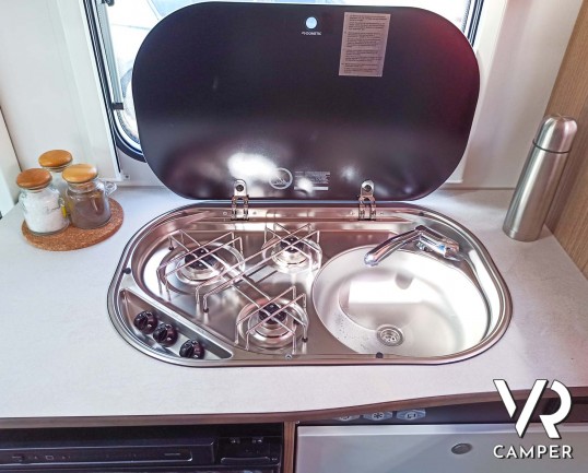 Carado V132: camper nuovo semintegrale con letto matrimoniale trasversale in coda, dotato di pacchetto Base e pacchetto Chassis. Su Fiat Ducato 140 CV.