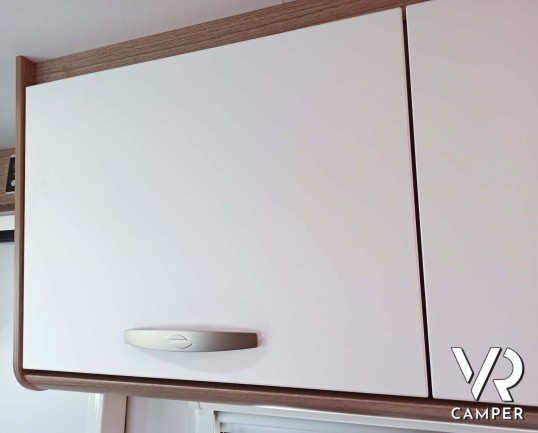 Carado V132: camper nuovo semintegrale con letto matrimoniale trasversale in coda, dotato di pacchetto Base e pacchetto Chassis. Su Fiat Ducato 140 CV.