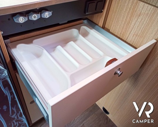 Carado V132: camper nuovo semintegrale con letto matrimoniale trasversale in coda, dotato di pacchetto Base e pacchetto Chassis. Su Fiat Ducato 140 CV.