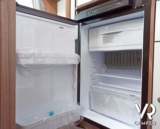 Carado V132: camper nuovo semintegrale con letto matrimoniale trasversale in coda, dotato di pacchetto Base e pacchetto Chassis. Su Fiat Ducato 140 CV.