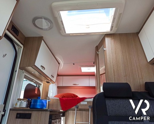 Carado V132: camper nuovo semintegrale con letto matrimoniale trasversale in coda, dotato di pacchetto Base e pacchetto Chassis. Su Fiat Ducato 140 CV.