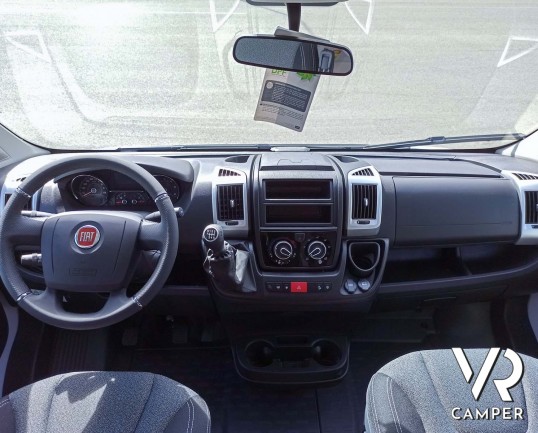 Carado V132: camper nuovo semintegrale con letto matrimoniale trasversale in coda, dotato di pacchetto Base e pacchetto Chassis. Su Fiat Ducato 140 CV.