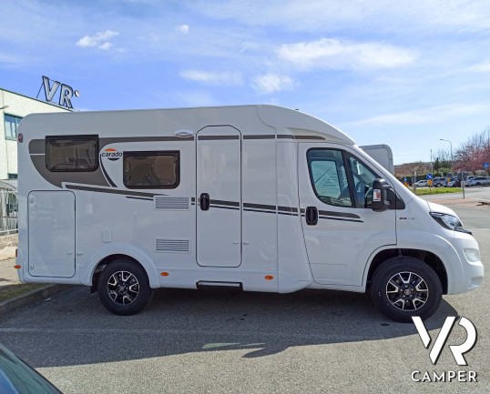 Carado V132: camper nuovo semintegrale con letto matrimoniale trasversale in coda, dotato di pacchetto Base e pacchetto Chassis. Su Fiat Ducato 140 CV.