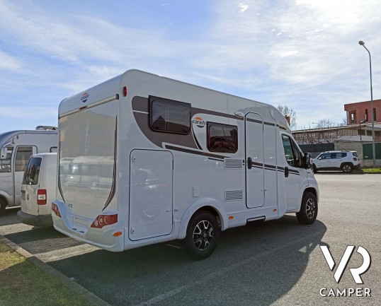 Carado V132: camper nuovo semintegrale con letto matrimoniale trasversale in coda, dotato di pacchetto Base e pacchetto Chassis. Su Fiat Ducato 140 CV.