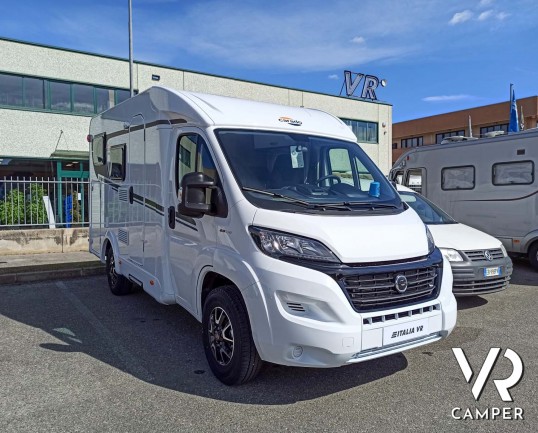 Carado V132: camper nuovo semintegrale con letto matrimoniale trasversale in coda, dotato di pacchetto Base e pacchetto Chassis. Su Fiat Ducato 140 CV.