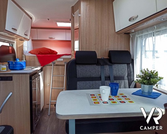 Carado V132: camper nuovo semintegrale con letto matrimoniale trasversale in coda, dotato di pacchetto Base e pacchetto Chassis. Su Fiat Ducato 140 CV.