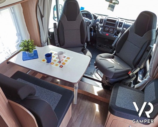 Carado V132: camper nuovo semintegrale con letto matrimoniale trasversale in coda, dotato di pacchetto Base e pacchetto Chassis. Su Fiat Ducato 140 CV.