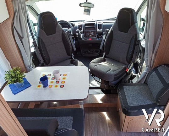 Carado V132: camper nuovo semintegrale con letto matrimoniale trasversale in coda, dotato di pacchetto Base e pacchetto Chassis. Su Fiat Ducato 140 CV.