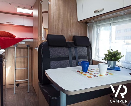 Carado V132: camper nuovo semintegrale con letto matrimoniale trasversale in coda, dotato di pacchetto Base e pacchetto Chassis. Su Fiat Ducato 140 CV.
