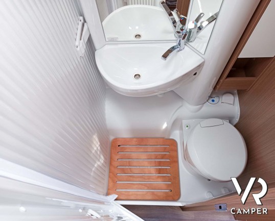 Carado V132: camper nuovo semintegrale con letto matrimoniale trasversale in coda, dotato di pacchetto Base e pacchetto Chassis. Su Fiat Ducato 140 CV.