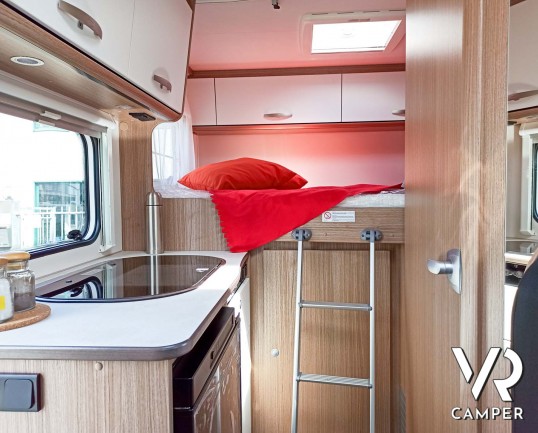 Carado V132: camper nuovo semintegrale con letto matrimoniale trasversale in coda, dotato di pacchetto Base e pacchetto Chassis. Su Fiat Ducato 140 CV.