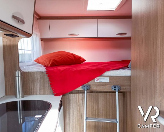 Carado V132: camper nuovo semintegrale con letto matrimoniale trasversale in coda, dotato di pacchetto Base e pacchetto Chassis. Su Fiat Ducato 140 CV.