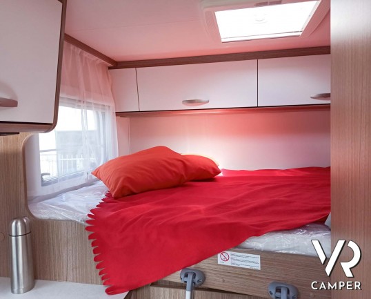 Carado V132 - camper nuovo semintegrale 3 posti letto, con letto matrimoniale trasversale in coda e garage, dotato di pacchetto Base e pacchetto Chassis. Su Fiat Ducato 140 CV