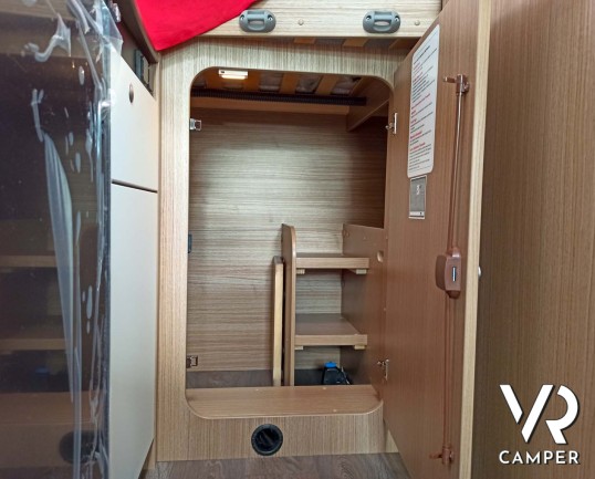 Carado V132: camper nuovo semintegrale con letto matrimoniale trasversale in coda, dotato di pacchetto Base e pacchetto Chassis. Su Fiat Ducato 140 CV.