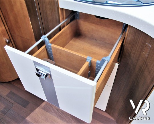 Carthago Chic C-Line I 4.8: Camper motorhome usato di colore Grigio Silver, con letti gemelli in coda, lunghezza totale di 7,38 m. Su motore Fiat Ducato 150 CV, per patente C