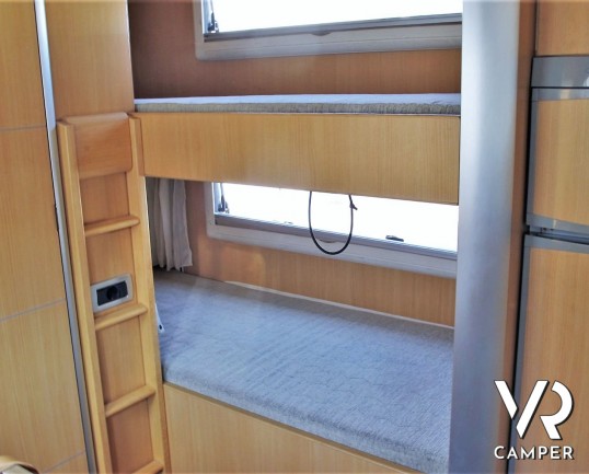 Laika Kreos 3002: camper mansardato usato con letti a castello posteriori, dinette convertibile, bagno con doccia separata. Su motore Iveco 3.0 M-Jet 180 CV, con cambio manuale. In vendita da Italia VR a Torino - Druento