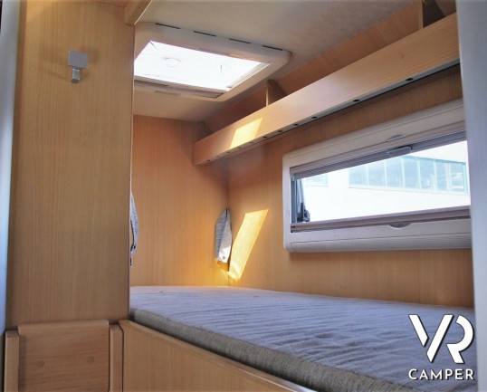 Laika Kreos 3002: camper mansardato usato con letti a castello posteriori, dinette convertibile, bagno con doccia separata. Su motore Iveco 3.0 M-Jet 180 CV, con cambio manuale. In vendita da Italia VR a Torino - Druento