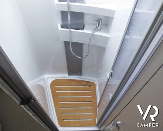 Burstner Lyseo TD 732 Privilege - Camper nuovo semintegrale 4 posti letto con dinette face-to-face, bagno e doccia separati, letto ad isola e letto basculante. Su Fiat Ducato 140 CV