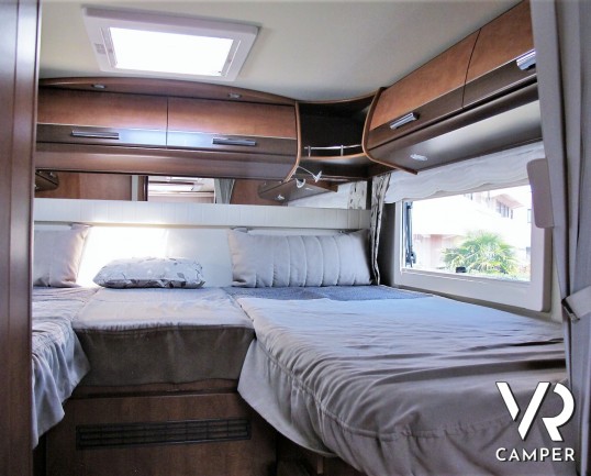 Carthago Chic C-Line I 4.8: Camper motorhome usato di colore Grigio Silver, con letti gemelli in coda, lunghezza totale di 7,38 m. Su motore Fiat Ducato 150 CV, per patente C