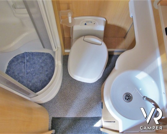 Laika Kreos 3002: camper mansardato usato con letti a castello posteriori, dinette convertibile, bagno con doccia separata. Su motore Iveco 3.0 M-Jet 180 CV, con cambio manuale. In vendita da Italia VR a Torino - Druento