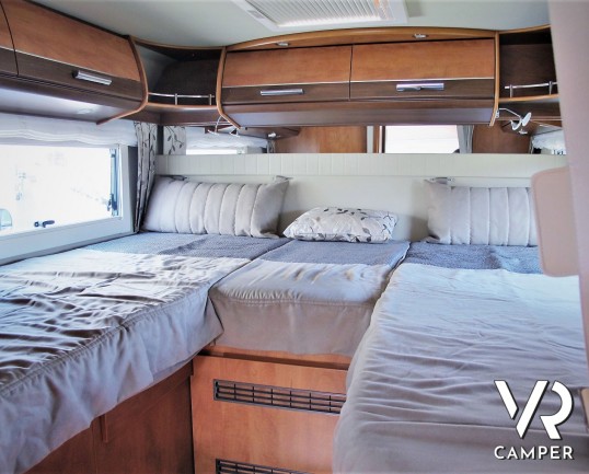 Carthago Chic C-Line I 4.8: Camper motorhome usato di colore Grigio Silver, con letti gemelli in coda, lunghezza totale di 7,38 m. Su motore Fiat Ducato 150 CV, per patente C