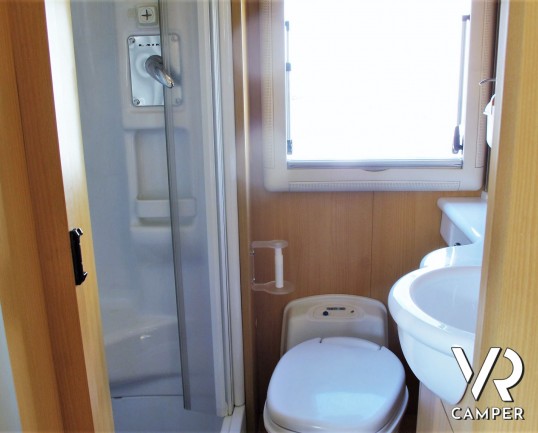 Laika Kreos 3002: camper mansardato usato con letti a castello posteriori, dinette convertibile, bagno con doccia separata. Su motore Iveco 3.0 M-Jet 180 CV, con cambio manuale. In vendita da Italia VR a Torino - Druento