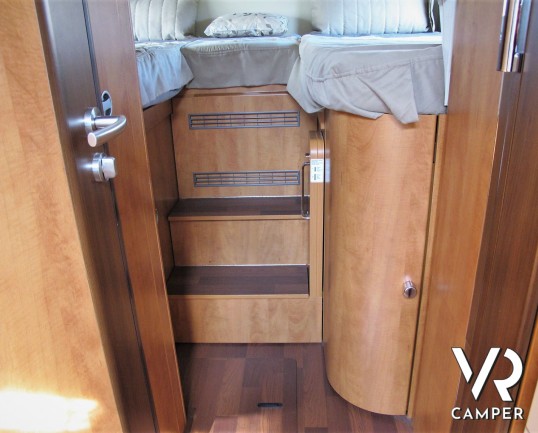 Carthago Chic C-Line I 4.8: Camper motorhome usato di colore Grigio Silver, con letti gemelli in coda, lunghezza totale di 7,38 m. Su motore Fiat Ducato 150 CV, per patente C