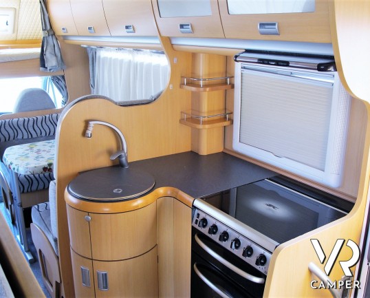 Laika Kreos 3002: camper mansardato usato con letti a castello posteriori, dinette convertibile, bagno con doccia separata. Su motore Iveco 3.0 M-Jet 180 CV, con cambio manuale. In vendita da Italia VR a Torino - Druento