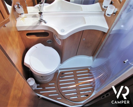 Carthago Chic C-Line I 4.8: Camper motorhome usato di colore Grigio Silver, con letti gemelli in coda, lunghezza totale di 7,38 m. Su motore Fiat Ducato 150 CV, per patente C