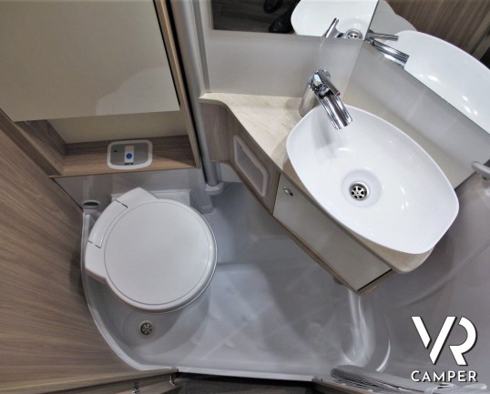 Burstner 20-Twenty 726 - camper nuovo semintegrale con letti gemelli e dinette trasformabile in letto. Su Fiat Ducato 140 CV. In visione da Italia VR, Torino