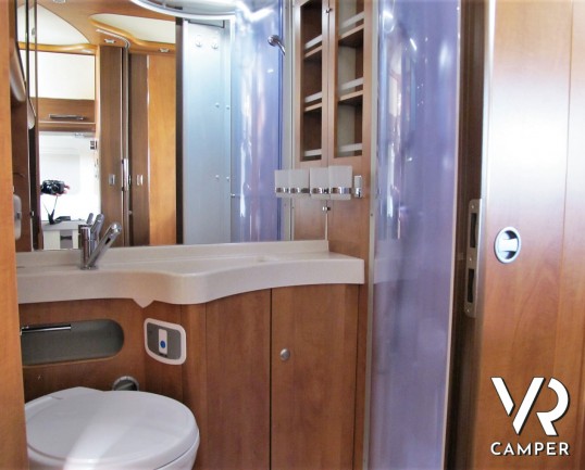 Carthago Chic C-Line I 4.8: Camper motorhome usato di colore Grigio Silver, con letti gemelli in coda, lunghezza totale di 7,38 m. Su motore Fiat Ducato 150 CV, per patente C