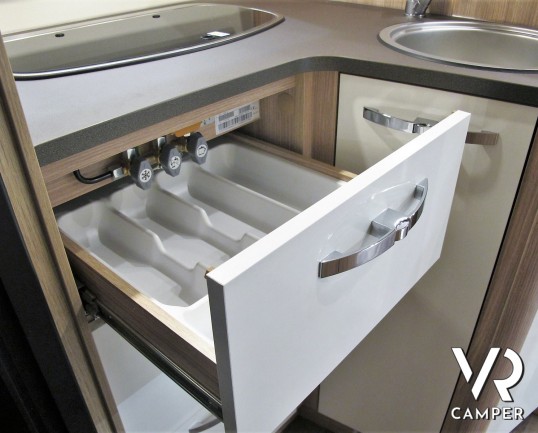 Burstner 20-Twenty 726 - camper nuovo semintegrale con letti gemelli e dinette trasformabile in letto. Su Fiat Ducato 140 CV. In visione da Italia VR, Torino
