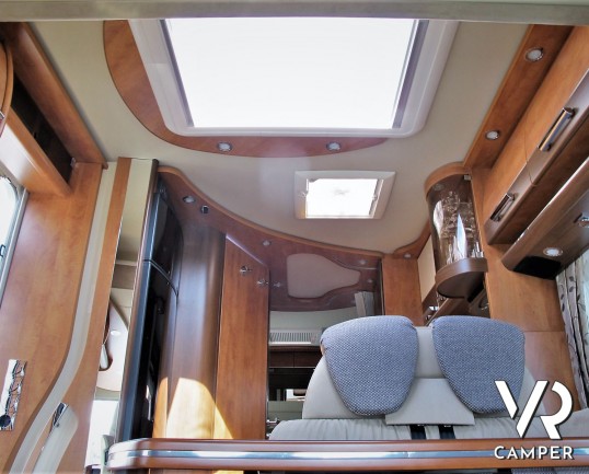 Carthago Chic C-Line I 4.8: Camper motorhome usato di colore Grigio Silver, con letti gemelli in coda, lunghezza totale di 7,38 m. Su motore Fiat Ducato 150 CV, per patente C