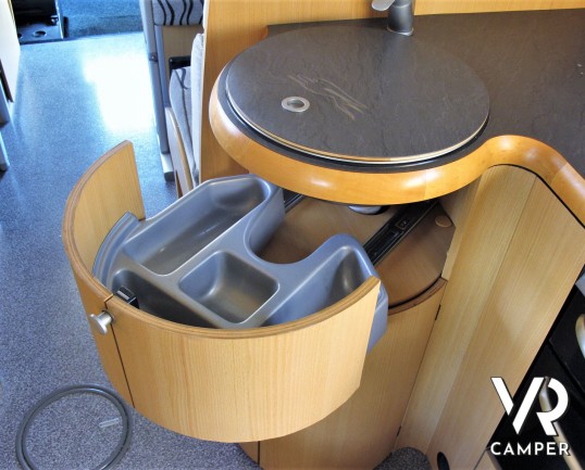 Laika Kreos 3002: camper mansardato usato con letti a castello posteriori, dinette convertibile, bagno con doccia separata. Su motore Iveco 3.0 M-Jet 180 CV, con cambio manuale. In vendita da Italia VR a Torino - Druento