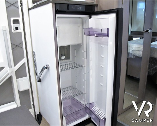 Burstner Lyseo TD 732 Privilege - Camper nuovo semintegrale 4 posti letto con dinette face-to-face, bagno e doccia separati, letto ad isola e letto basculante. Su Fiat Ducato 140 CV