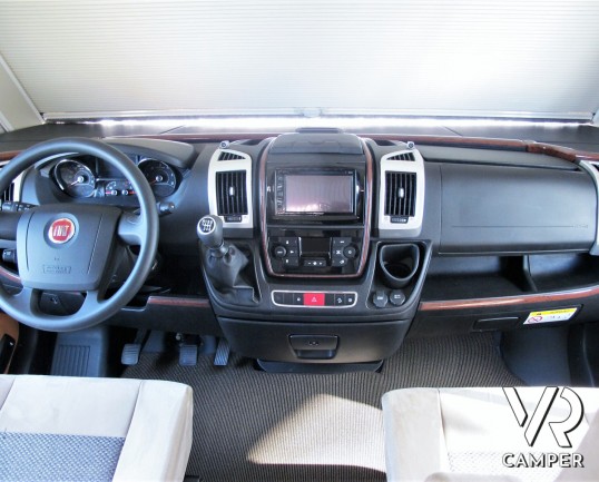 Carthago Chic C-Line I 4.8: Camper motorhome usato di colore Grigio Silver, con letti gemelli in coda, lunghezza totale di 7,38 m. Su motore Fiat Ducato 150 CV, per patente C