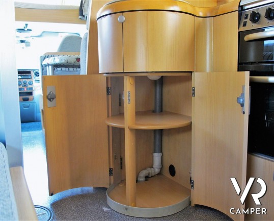 Laika Kreos 3002: camper mansardato usato con letti a castello posteriori, dinette convertibile, bagno con doccia separata. Su motore Iveco 3.0 M-Jet 180 CV, con cambio manuale. In vendita da Italia VR a Torino - Druento