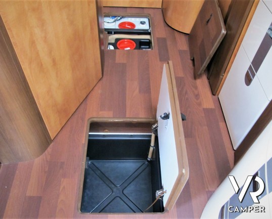 Carthago Chic C-Line I 4.8: Camper motorhome usato di colore Grigio Silver, con letti gemelli in coda, lunghezza totale di 7,38 m. Su motore Fiat Ducato 150 CV, per patente C