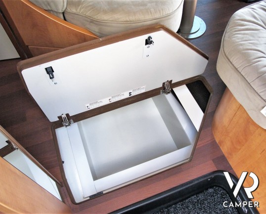 Carthago Chic C-Line I 4.8: Camper motorhome usato di colore Grigio Silver, con letti gemelli in coda, lunghezza totale di 7,38 m. Su motore Fiat Ducato 150 CV, per patente C