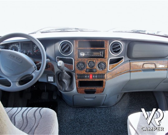 Laika Kreos 3002: camper mansardato usato con letti a castello posteriori, dinette convertibile, bagno con doccia separata. Su motore Iveco 3.0 M-Jet 180 CV, con cambio manuale. In vendita da Italia VR a Torino - Druento