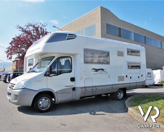 Laika Kreos 3002: camper mansardato usato con letti a castello posteriori, dinette convertibile, bagno con doccia separata. Su motore Iveco 3.0 M-Jet 180 CV, con cambio manuale. In vendita da Italia VR a Torino - Druento